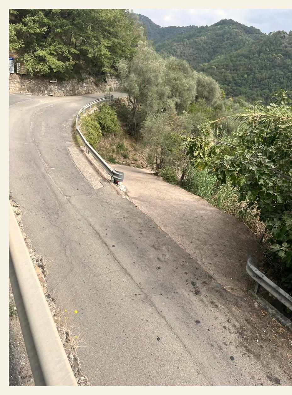 The small road leading down towards Casale Apricale